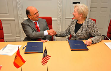 Banco Santander S.A. Chairman Emilio BotÃ­n and SUNY Chancellor Nancy Zimpher 