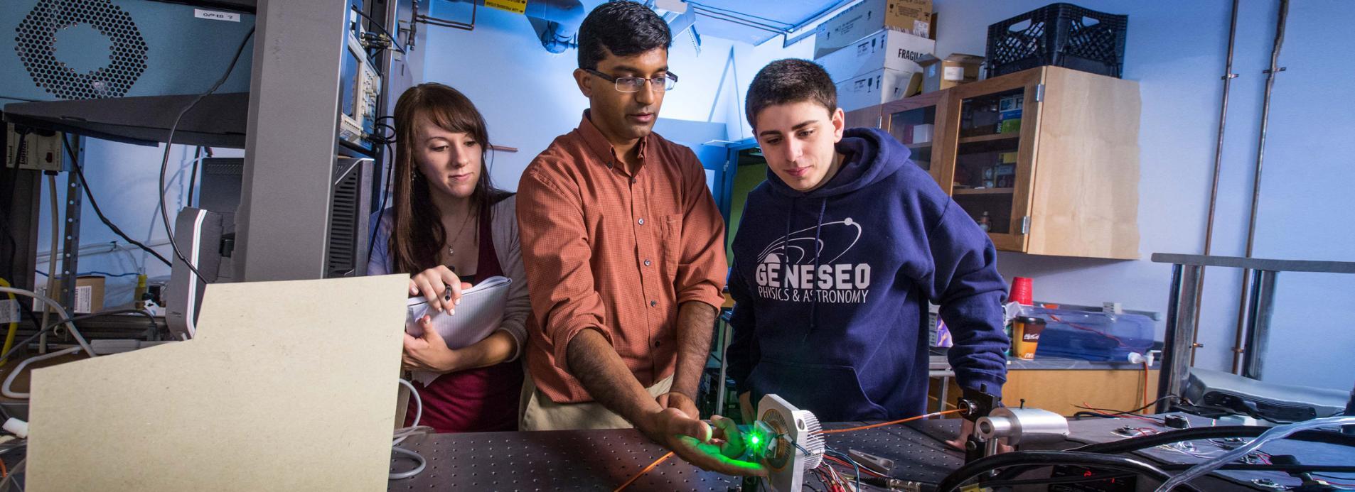 Geneseo students in laser lab