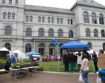 People shop at the farmers market in front of Federal Courthouse building at SUNY Plaza.