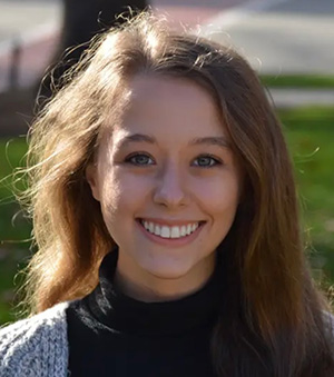 Julianna Gerold headshot